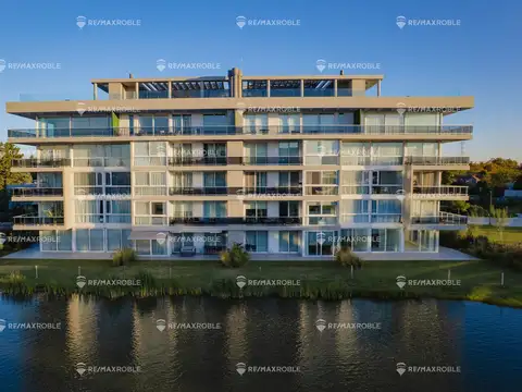 Casa en Alquiler con 2 cocheras