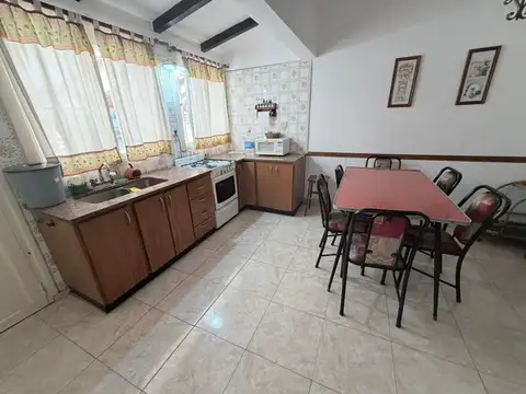 Casa 8 ambientes con 2 baños