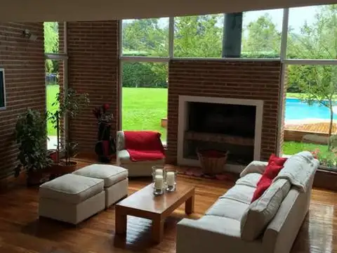 Casa en Venta con 2 cocheras
