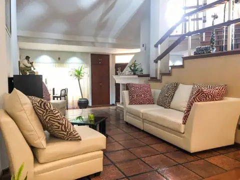 Casa en Venta con 4 cocheras