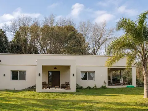 Casa en Venta sobre gran terreno de 3.097 m², con galería, parrilla y pileta - Barrio San Jorge