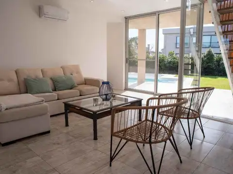 Casa en Alquiler con 2 cocheras