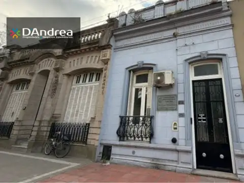 CASA CENTRICA EN VENTA- AVENIDA 30 ENTRE 25 Y 27