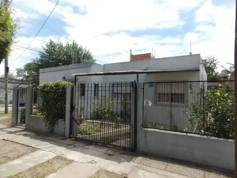 CASA VENTA 4 AMBIENTES LONGCHAMPS ACEPTA PERMUTA