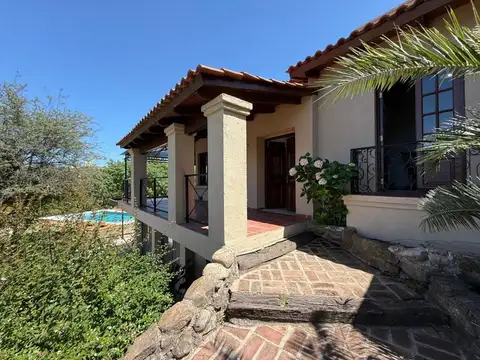 Casa 6 ambientes con 2 baños