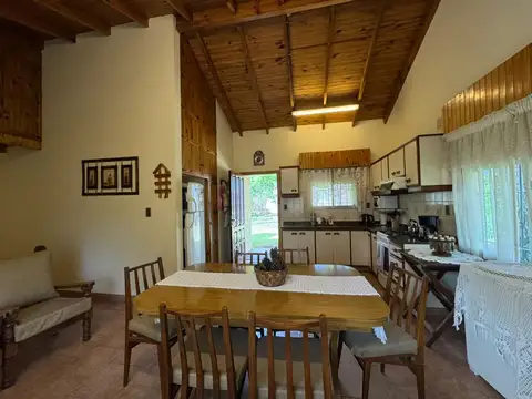 Casa 4 ambientes con 2 baños