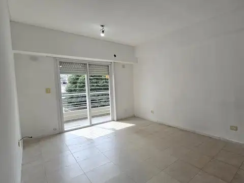 Departamento 2 ambientes venta Castelar Estacion lado norte