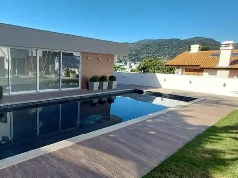 Casa 5 ambientes con 6 baños