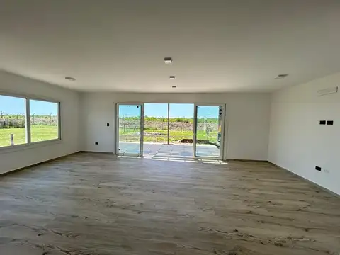 Casa a estrenar en planta baja · 3 dorm. · Suite · Galería con parrilla · Villalobos