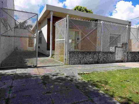 VENTA CASA 3 AMB MORON JARDIN  Y 2 COCHERAS