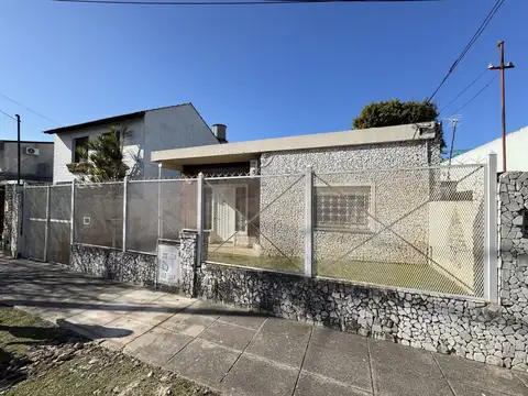 VENTA CASA 3 AMB MORON JARDIN  Y 2 COCHERAS