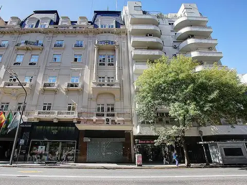 Local comercial en Callao al 100, zona muy comercial a metros de Corrientes, alto transito peatonal