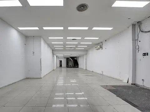 Local comercial en Callao al 100, zona muy comercial a metros de Corrientes, alto transito peatonal