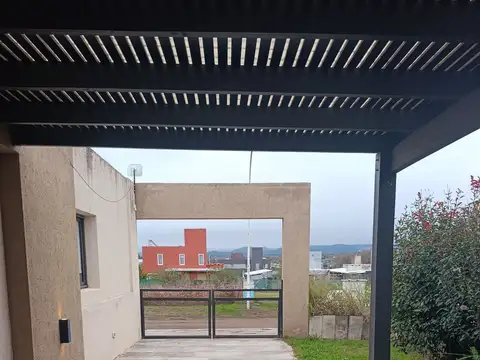 Casa en Alquiler con 3 cocheras