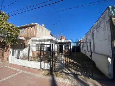 VENTA CASA 3 DORMITORIOS CON COCHERA EN ALTAMIRA