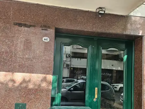 VILLA CRESPO -Departamento de 3 ambientes con cocina independiente y patio con lavadero.