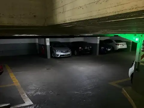 VENTA COCHERA FIJA Y CUBIERTA EN INSUPERABLE UBICACION