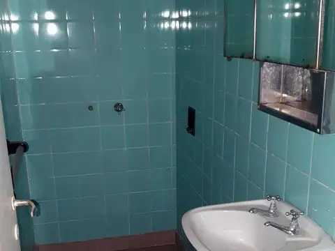 Venta casa 4 dormitorios, más local comercial.