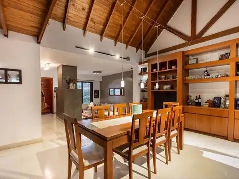 Casa en Venta con 4 cocheras