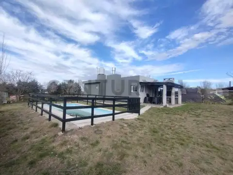 FINANCIA casa EXCELENTE estado a 400 Mts LAGO Potrero de Garay