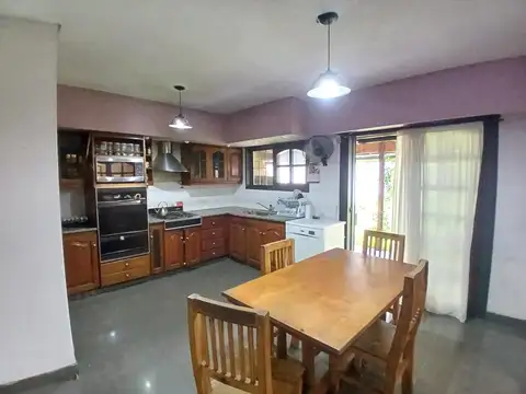 Casa en Venta con 2 cocheras