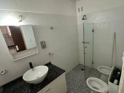 Casa 6 ambientes con 2 baños