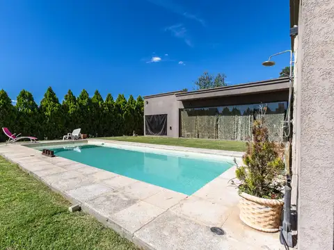 VENTA - CASA DE TRES DORMITORIOS CON JARDIN Y PILETA - PUERTO ROLDAN