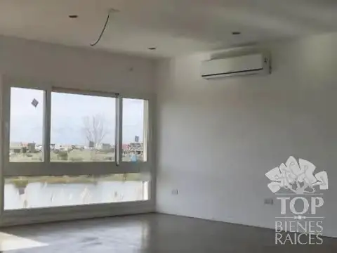 Casa 6 ambientes con 4 baños