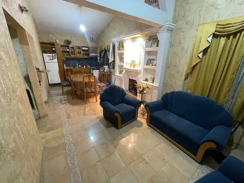 Casa 7 ambientes con 2 baños