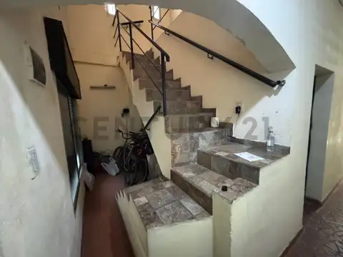 VENDE -PERMUTA -CASA 5 AMBIENTOS MAS DPTO 2 AMBIENTES