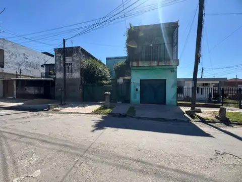 VENDE -PERMUTA -CASA 5 AMBIENTOS MAS DPTO 2 AMBIENTES