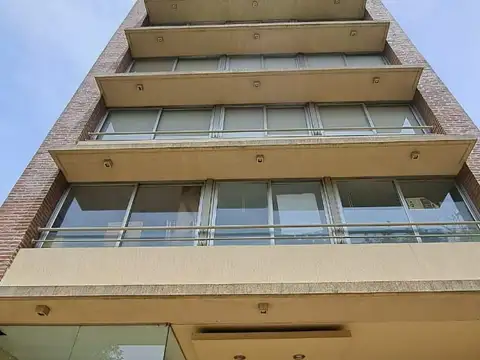 Departamento de 2 dormtiorios c/cochera y terraza de uso comun ubicado en calle 8 e/32 - la plata