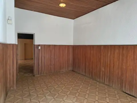 CASA CON PATIO Y COCHERA - PTE. PERON Y VALPARAISO