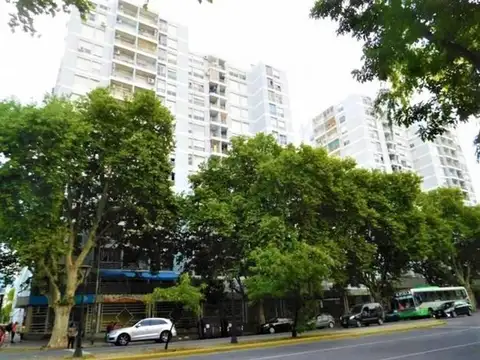 Monoambiente con balcón y cocina separada, luminoso