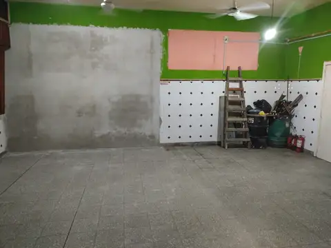 LOCAL COMERCIAL SOBRE ESQUINA 60M2, VALENTIN ALSINA.