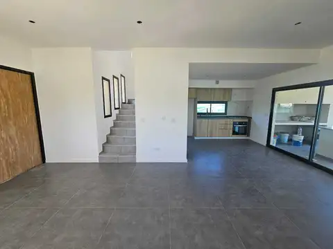 Casa 4 ambientes con 2 baños