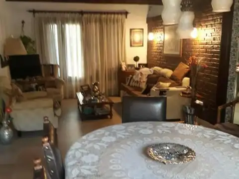 Casa 6 ambientes con 2 baños