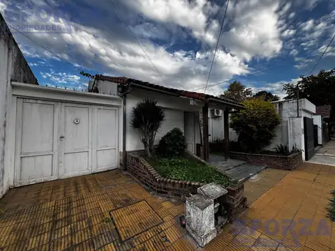 Casa en venta 4 ambientes con dos cocheras patio en centro de Muñiz San Miguel