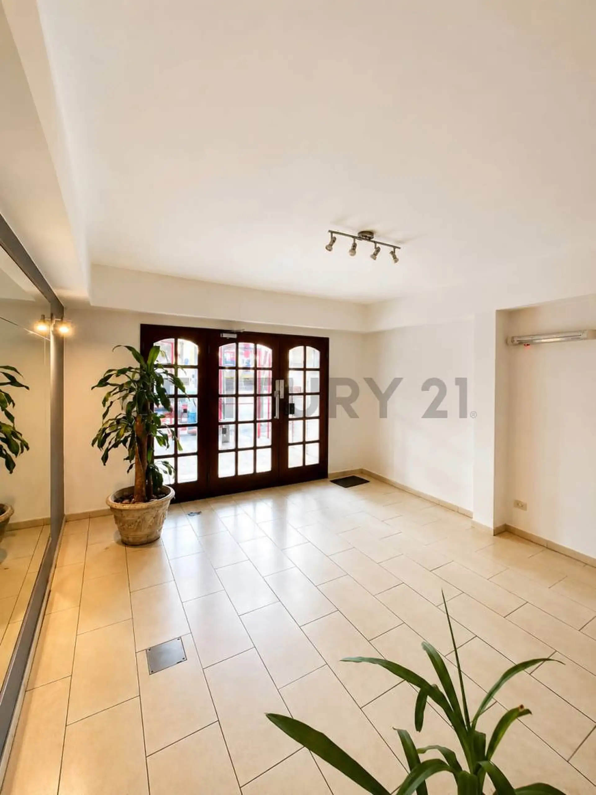 Monoambiente 25m² en primer piso, zona Güemes