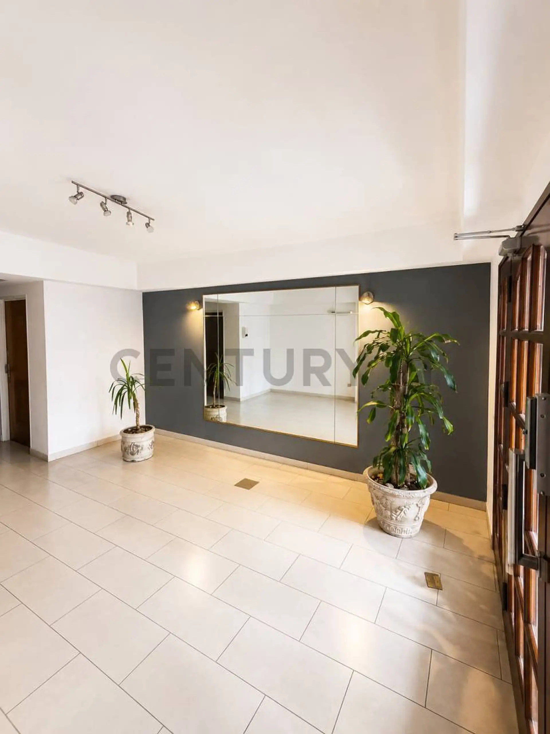 Monoambiente 25m² en primer piso, zona Güemes