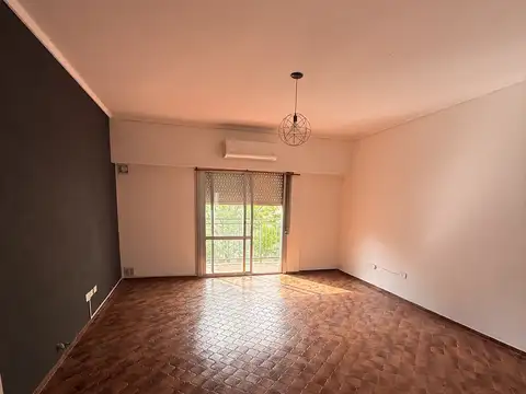¡Comodo 3 ambientes con cochera en pleno Centro de Bernal!