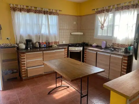 Casa 4 ambientes con 2 baños