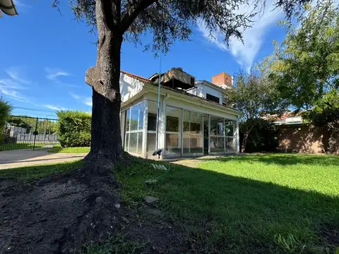 VENTA CHALET 5 AMB. ITUZAINGO PISCINA DOBLE LOTE