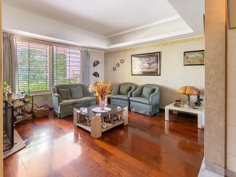 Imponente casa con Jardin y Pileta en Villa Luro