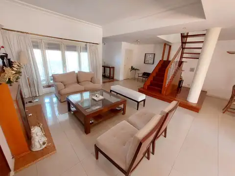 Casa en Venta con 3 cocheras