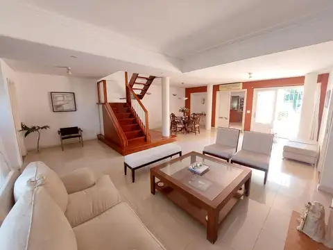 Casa 6 ambientes con 4 baños