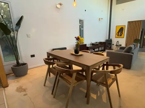 VENTA - Casa dos dormitorios a metros del lago. Puerto Roldan