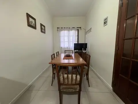 VENTA - CASA AL FRENTE 4 DORMITORIOS CON JARDIN - BARRIO LAS HERAS