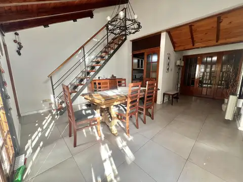 VENTA - CASA AL FRENTE 4 DORMITORIOS CON JARDIN - BARRIO LAS HERAS