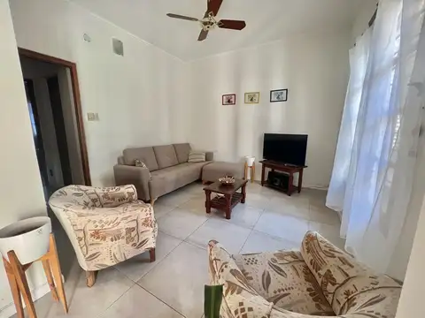 VENTA - CASA AL FRENTE 4 DORMITORIOS CON JARDIN - BARRIO LAS HERAS